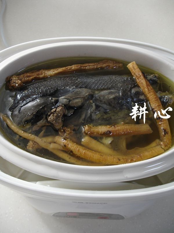 党参黄芪乌鸡汤,断电,揭盖,盛出享用。