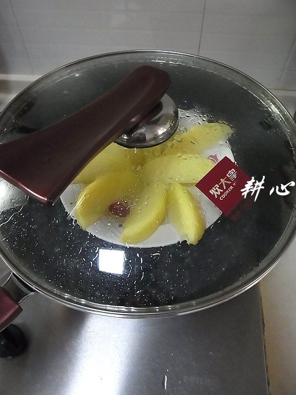 香煎薯仔虾饼,盖锅盖,蒸熟。
