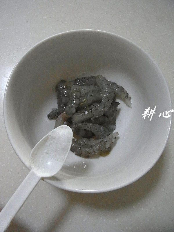 香煎薯仔虾饼,沙虾择洗干净,去壳,加入食盐腌制15分钟。