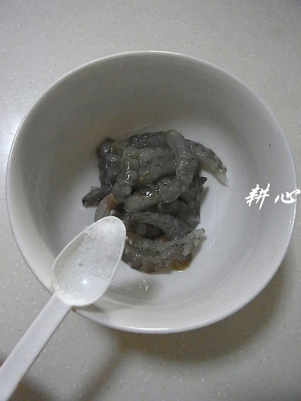 香煎薯仔虾饼,沙虾择洗干净，去壳，加入食盐腌制15分钟。