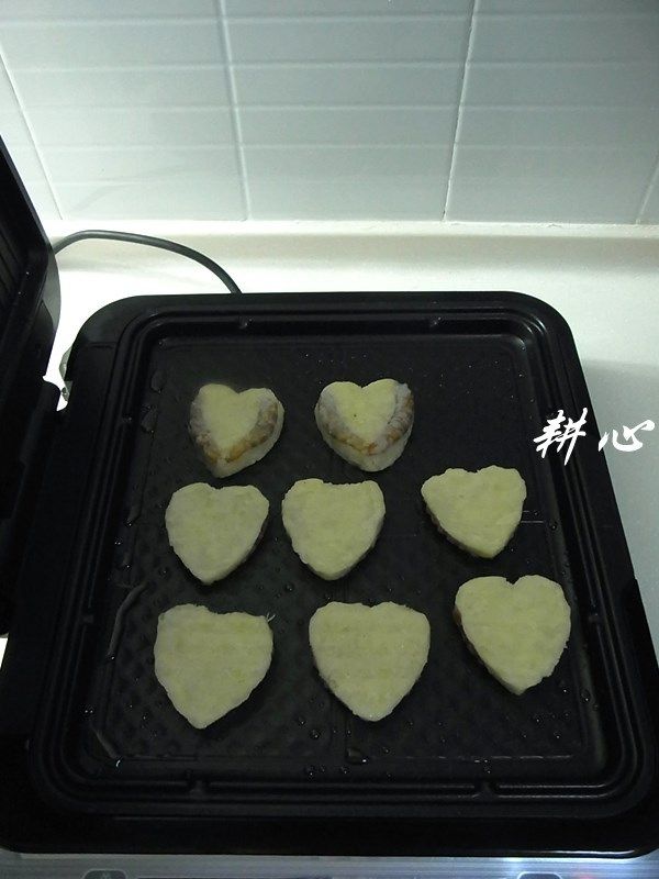 香煎薯仔虾饼,揭盖,放入土豆虾饼,盖锅盖。