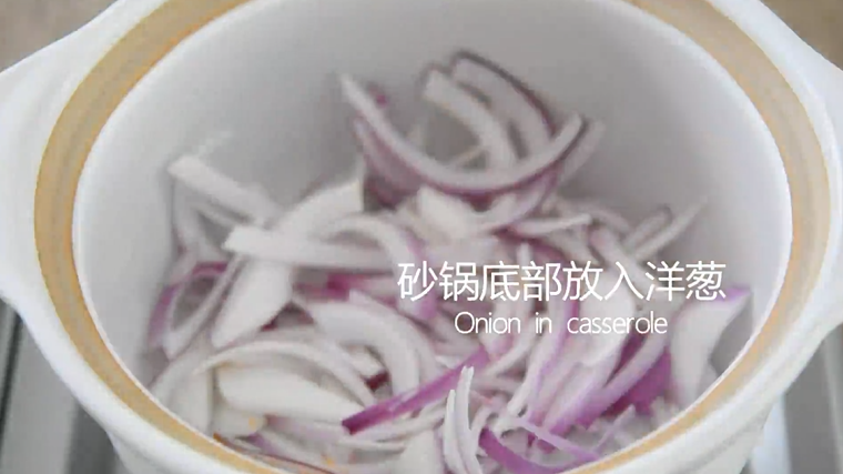 教你做一道满屋飘香的——鱼香茄子煲,砂锅置于炉上,下洋葱丝