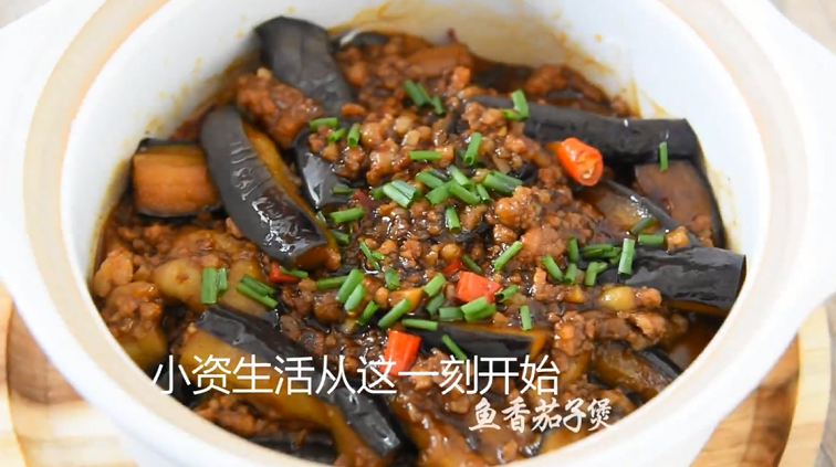 教你做一道满屋飘香的——鱼香茄子煲,大火将砂锅烧热,将茄子打入砂锅内