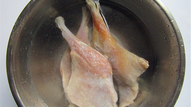腊味一锅炖,腊味鸡一份提前泡1小时,不要泡时间太长,我选了三个鸡大腿