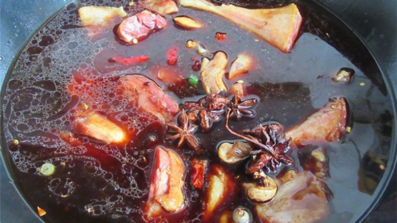 腊味一锅炖,加入三碗水和干辣椒,盖上锅盖小火慢炖肉能大概插进筷子为止
