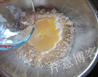 黄油小餐包,蛋液倒入小坑,再加入加热到35°左右的温水(水不要一次全部加入,留一点调整面团的硬度,如果全部加入后面团仍然过硬,还可以再适量增加)