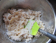 黄油小餐包,用刮刀搅拌成絮状