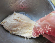 黄油小餐包,抓起面团,狠狠地摔进盆中里