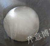 黄油小餐包,将面团滚圆,放在盆中,盖上保鲜膜,放到比较温暖的地方,开始第一次发酵