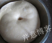 黄油小餐包,发酵到2倍到2.5倍,用沾了面粉的手指测试:在面团顶部戳一个小洞,小洞不会缩、面团不塌陷,发酵为刚好