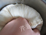 黄油小餐包,轻轻捶打面团,排出一部分气体
