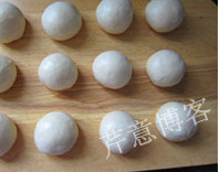 黄油小餐包,将面团平均分成12份,滚圆,盖上保鲜膜,静置15分钟