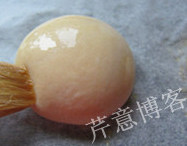 黄油小餐包,将提前准备好的刷面液(<a style='color:red;display:inline-block;' href='/shicai/ 15'>蛋黄</a>、清水和融化的黄油混合均匀),轻轻均匀刷在面包表面