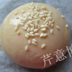黄油小餐包,再撒上适量白<a style='color:red;display:inline-block;' href='/shicai/ 666'>芝麻</a>装饰