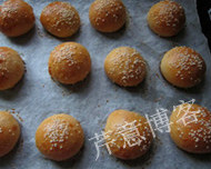 黄油小餐包,放在预热180°的烤箱中,烤12到15分钟。(根据自家烤箱的情况,适当调整)