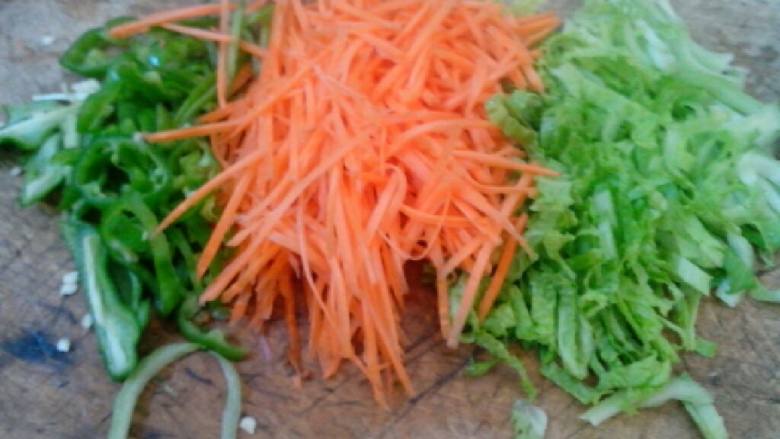 素拌三丝,<a style='color:red;display:inline-block;' href='/shicai/ 25'>胡萝卜</a>  白菜心    <a style='color:red;display:inline-block;' href='/shicai/ 8778'>尖椒</a>切丝