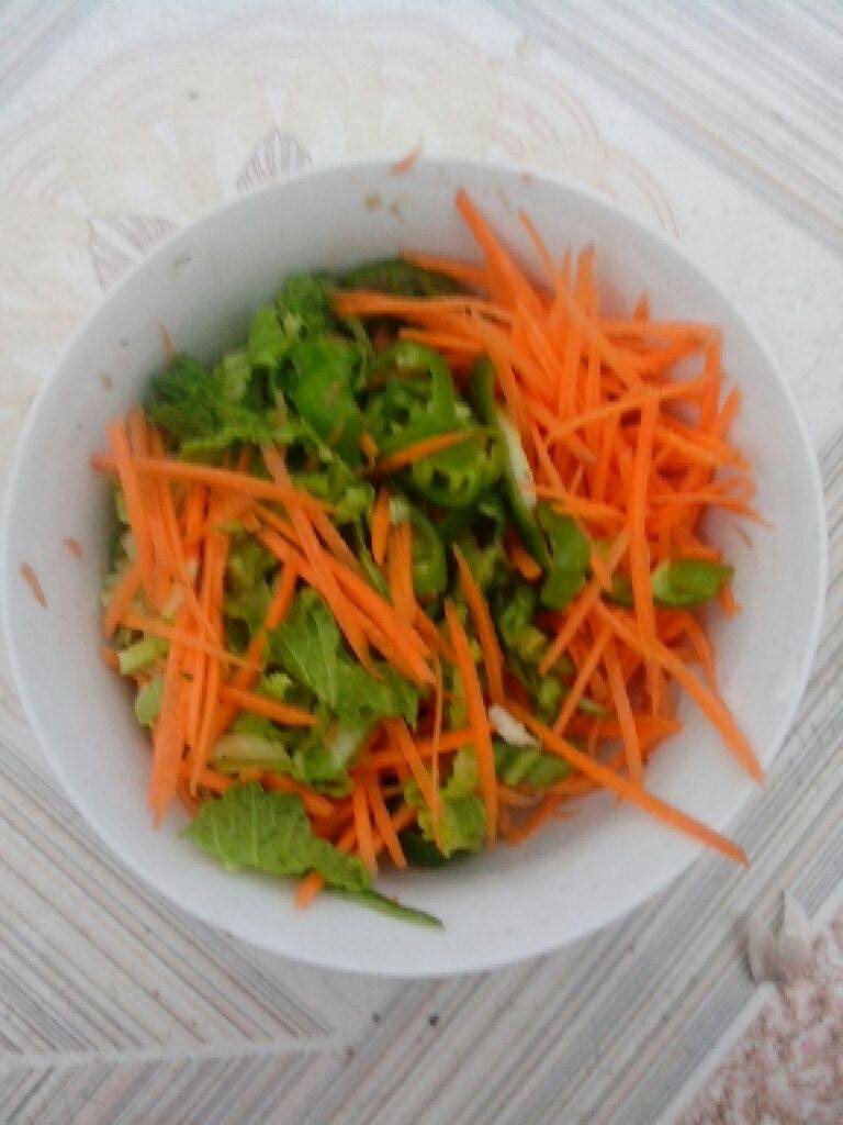 素拌三丝,将切好的三丝放到碗里       葱姜蒜切末