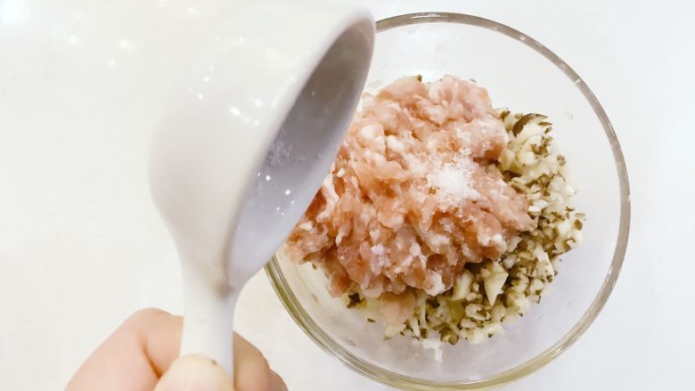 宝宝辅食：包菜马蹄瘦肉卷-24M+ ,把马蹄碎、香菇碎和肉末搅拌均匀，加入少许盐并搅拌均匀放在一旁备用。
盐可以不加哈