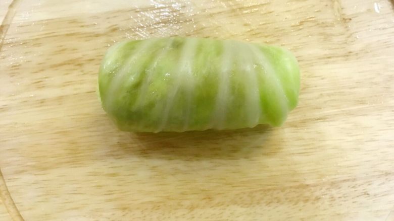 宝宝辅食：包菜马蹄瘦肉卷-24M+ ,将包菜卷码好放入盘中，一个个碧绿的小枕头，哈哈