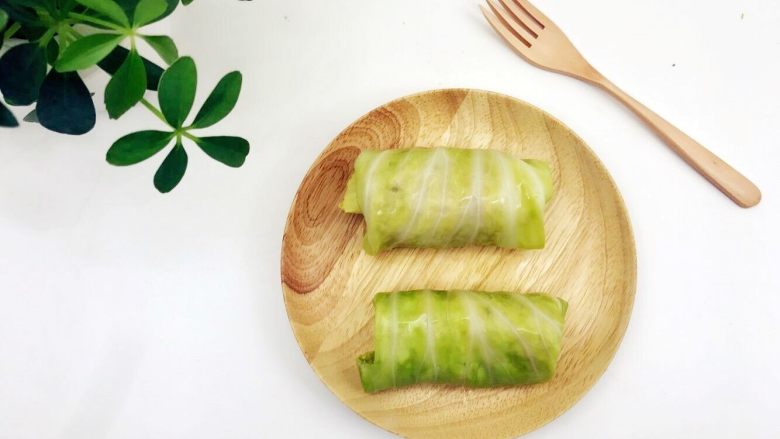 宝宝辅食：包菜马蹄瘦肉卷-24M+ ,完成，一口要下去满满的满足感。吃的时候宝宝可以手拿着啃，卷心菜有一点点硬的，如果宝宝不好咬，妈妈可帮忙切成小卷。