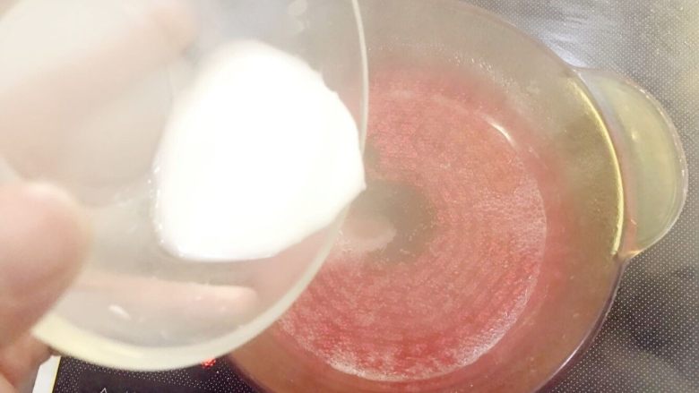 宝宝辅食：包菜马蹄瘦肉卷-24M+ ,蒸蔬菜卷时出来的汤汁再加小半碗水，放入小汤锅中烧开，然后加入水淀粉（1勺淀粉+3、4勺水），一边倒一边搅拌，直至汤汁粘稠，此时可加入几滴儿童