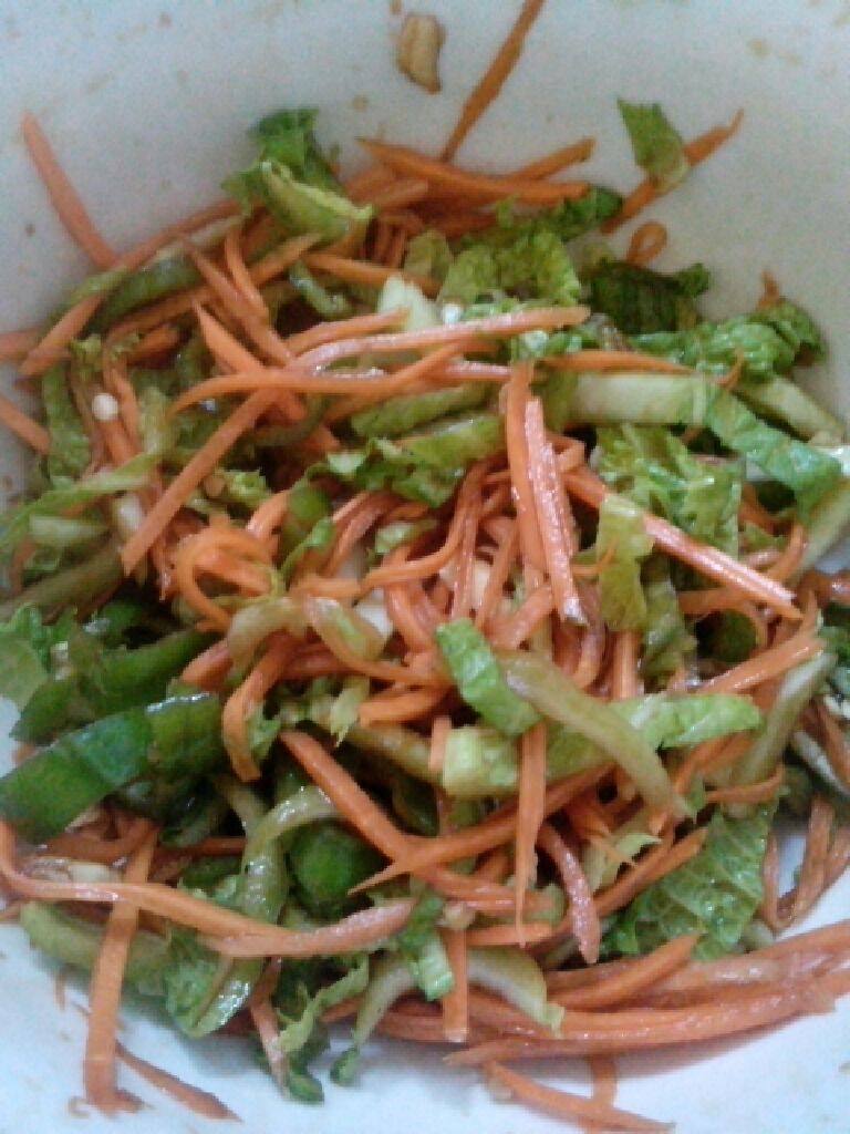 素拌三丝,放去盐 味精  醋   酱油 香油 搅拌均匀