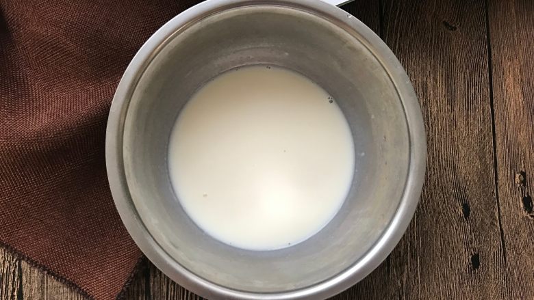 彩虹慕斯蛋糕,牛奶加热后放入泡好的吉利丁片,两分钟后就会融化。