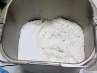 私房土豆泥小餐包,把面包材料除黄油之外,放入面包机搅拌成光滑的面团