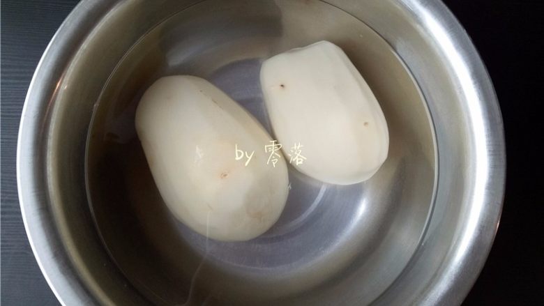 麻辣薯角,土豆削皮洗净,用清水浸泡片刻;