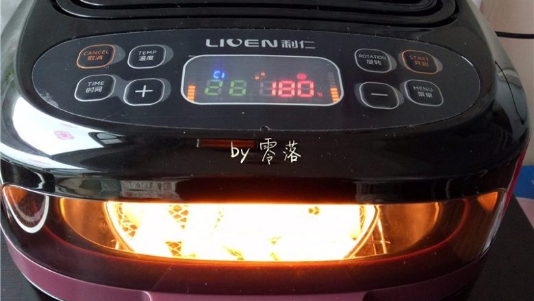 麻辣薯角,合上盖子,接通电源,启动“薯条”程序;