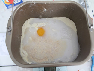 椰香奶油土司,材料除<a style='color:red;display:inline-block;' href='/shicai/ 887'>黄油</a>以外,全部放入面包机