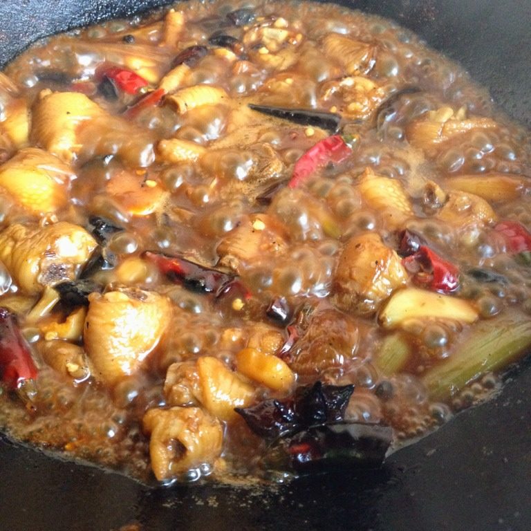 红烧鸡爪,加一点水把鸡爪煮一煮，过程中加入<a style='color:red;display:inline-block;' href='/shicai/ 756'>鸡精</a>、蒜和盐、糖，可以根据口味进行放置调料