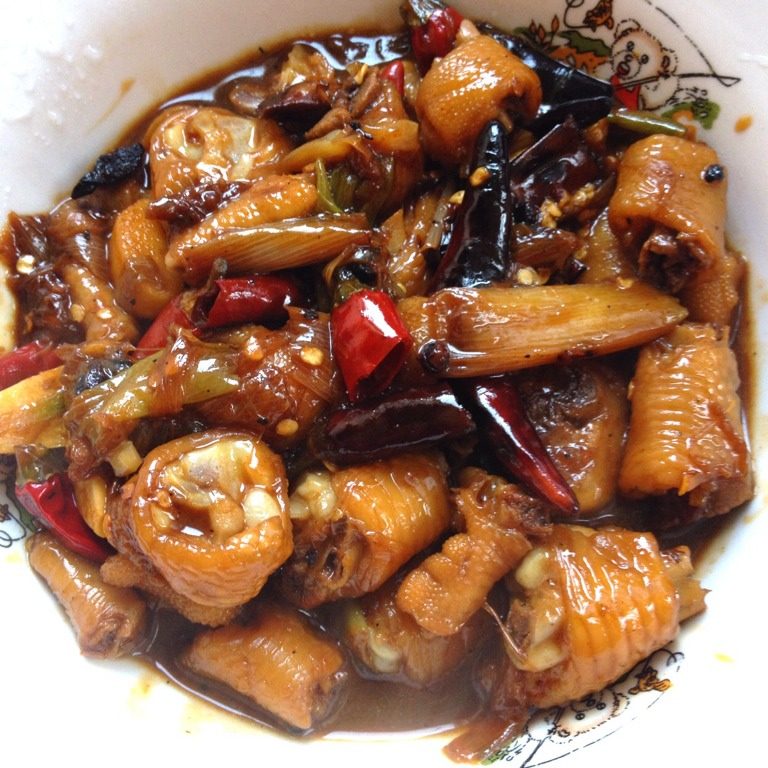 红烧鸡爪,直至鸡爪炖透入味小火收汁就可以装盘啦