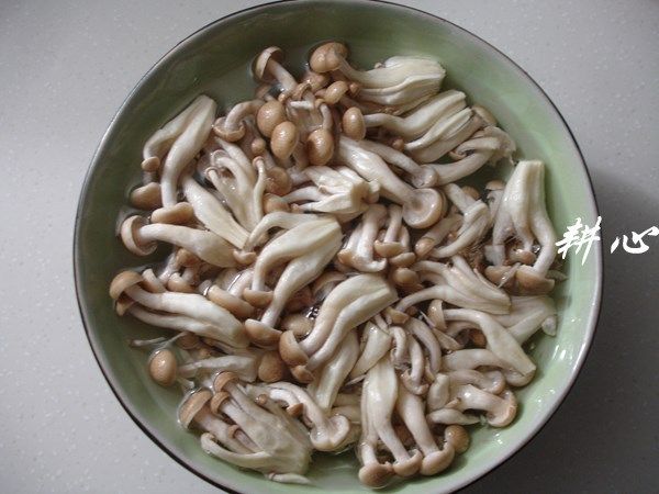 蟹味菇鱼丸汤,<a style='color:red;display:inline-block;' href='/shicai/ 250'>蟹味菇</a>用清水浸泡30分钟,择洗干净。