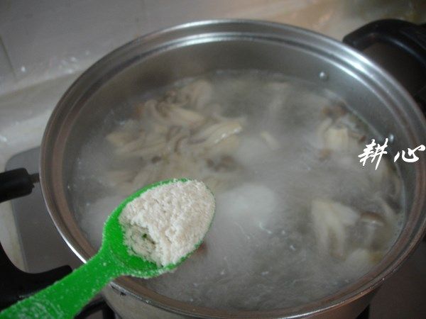 蟹味菇鱼丸汤,揭盖,放入适量的<a style='color:red;display:inline-block;' href='/shicai/ 813'>鸡粉</a>调味。