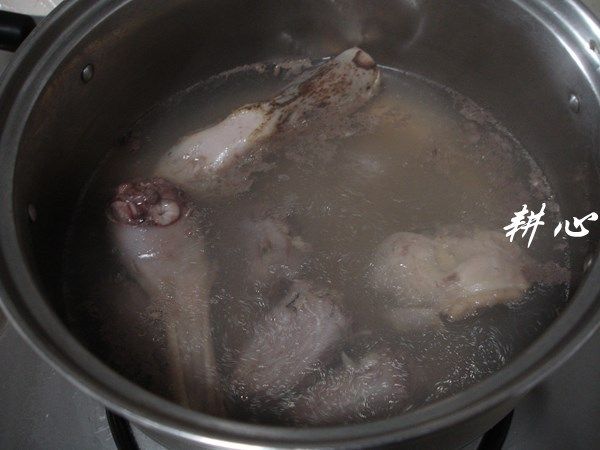 苦瓜炖水鸭,焯烫一下,将水倒掉,再次洗净煮锅和水鸭。