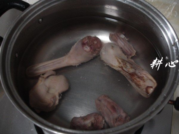苦瓜炖水鸭,重新放入煮锅中,一次性注入适量的清水。