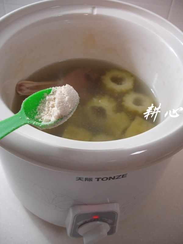 苦瓜炖水鸭,盖锅盖,继续煲1小时,揭盖,放入适量的<a style='color:red;display:inline-block;' href='/shicai/ 813'>鸡粉</a>调味,即可享用。
