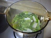 小白菜滚鸡汤,放入小白菜。