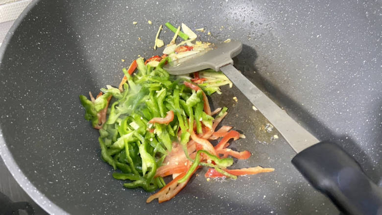 茭白炒鸡蛋,加入青红椒,中火翻炒断生炒出辣香味