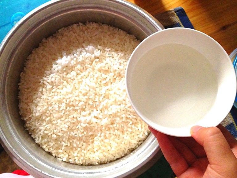 韩式菜包饭,如图,米饭出锅,与白醋比例10:1,调好
