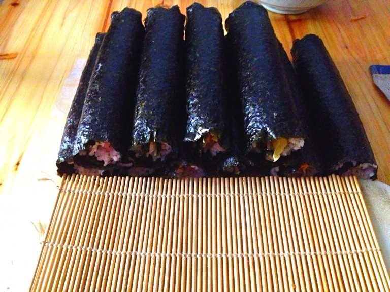 韩式菜包饭,如图,一一卷起,等五分钟