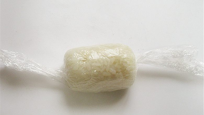 猫鱼便当,先轻轻团起来,然后整形,圆形、圆柱形均可随自己喜爱就好