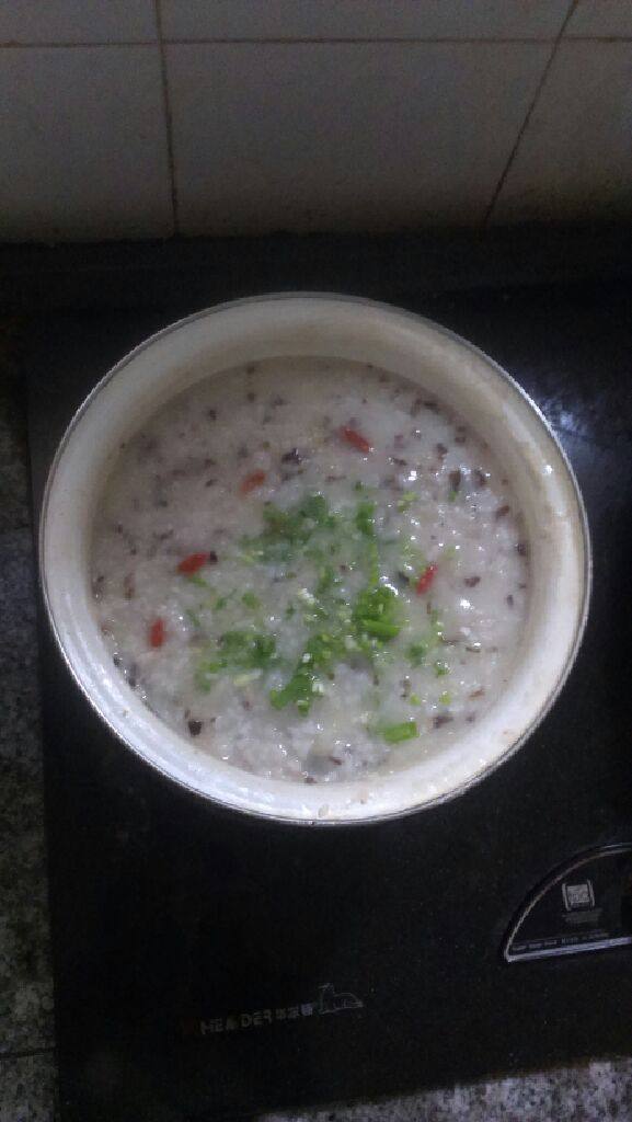 木耳瘦肉粥♥,(不停用勺子搅拌粥 )加入白菜,黑木,耳肉末,枸记，加入<a style='color:red;display:inline-block;' href='/shicai/ 857'>植物油</a>，及调料包(火的大小觉得美味佳肴)