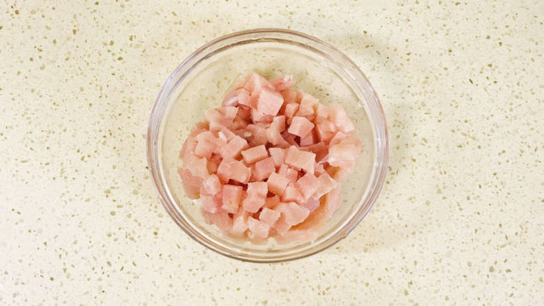 酱爆双丁,鸡肉洗净,切成小丁