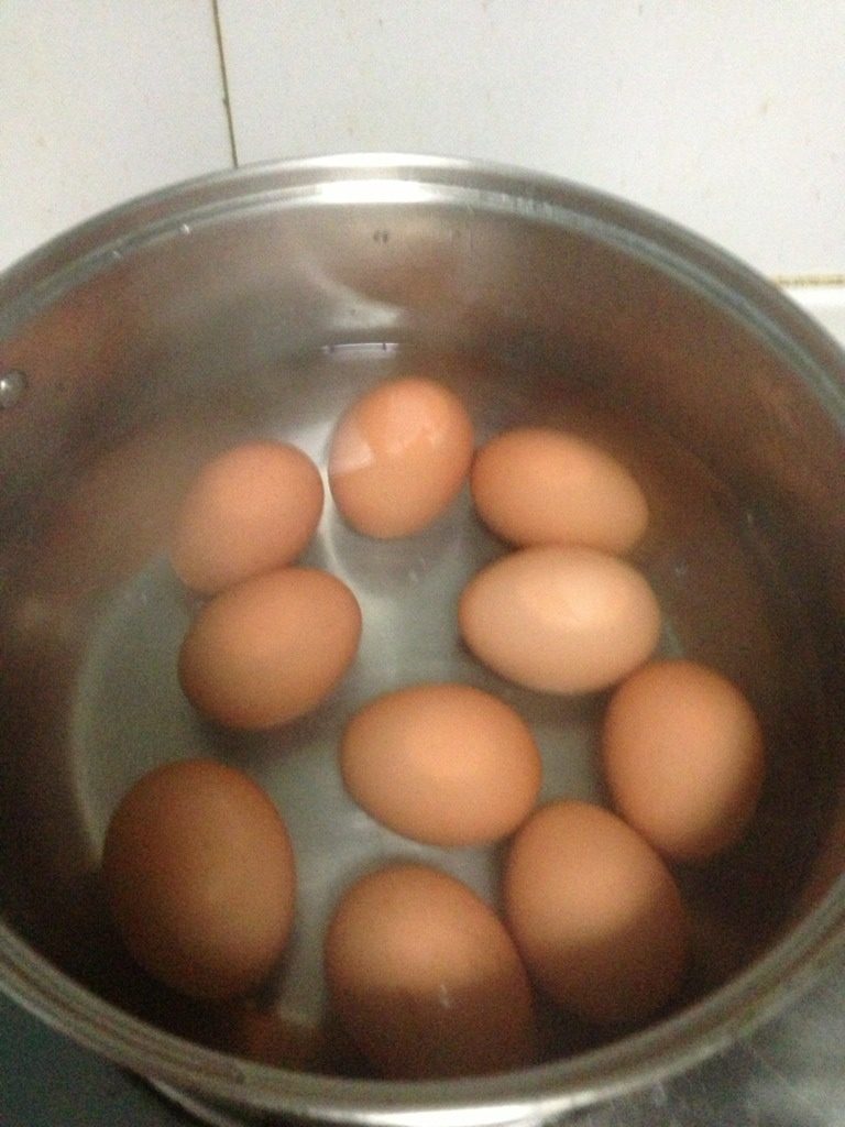 香卤蛋,如图鸡蛋冷水下锅煮5分钟即可