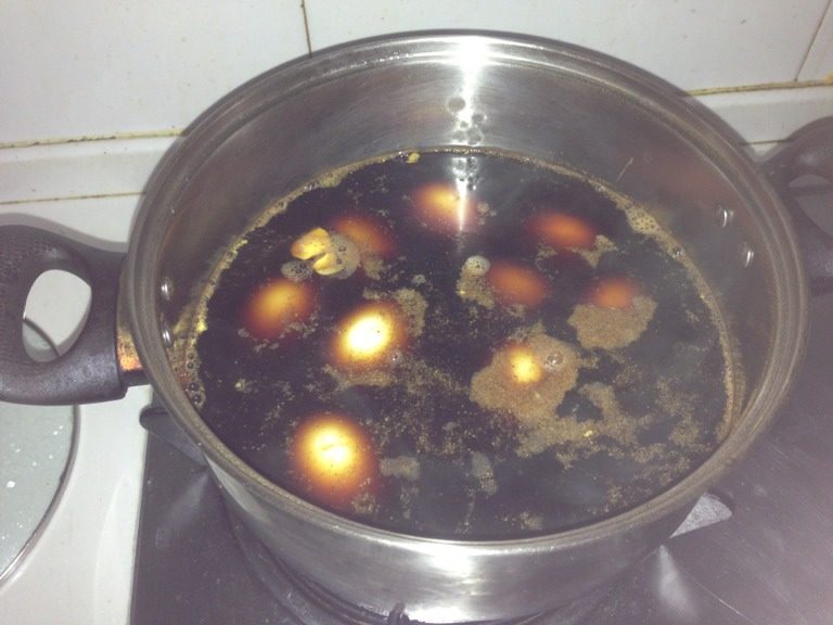 香卤蛋,蛋拨壳下锅 接下来入啤酒 一瓶 生抽 和老抽 冰糖 看自己口味加调料