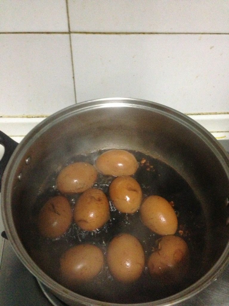 香卤蛋,不加水的中小火慢慢煮30分钟即可。冷却后鸡蛋收缩 隔天吃更入味