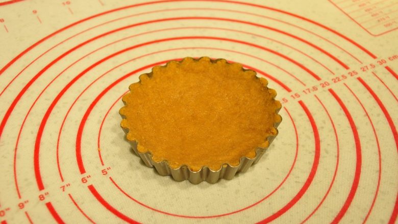 缤纷水果塔,用力按压让饼干碎紧贴派盘,放入冰箱冷藏至冻硬。