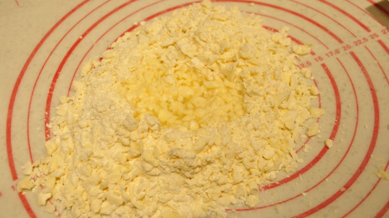 鲜虾沙拉盅,让面粉吸收水份后,用刮板以按压的方式混合面团